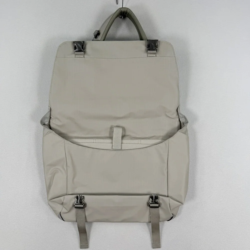 The North Face Base Camp Voyager Messenger Bag Soapstone NEW